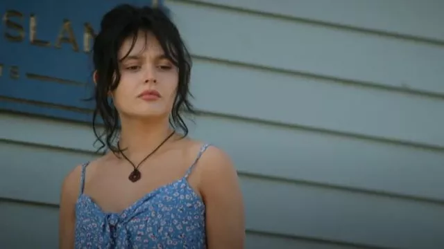 Collar colgante de cordón de margarita marrón de Claires usado por Cadence Sinclair (Emily Alyn Lind) como se ve en We Were Liars (S01E08)