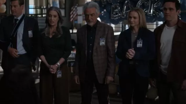 Blazer Slade de pana Rag & Bone usado por Jennifer Jareau (A. J. Cook) como se ve en Mentes Criminales (T18E08)