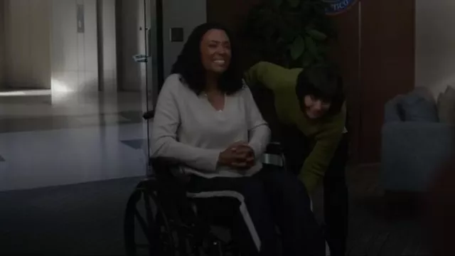 Suéter de cachemira de lana cuadrada de Vince usado por la Dra. Tara Lewis (Aisha Tyler) como se ve en Mentes criminales (T18E08)