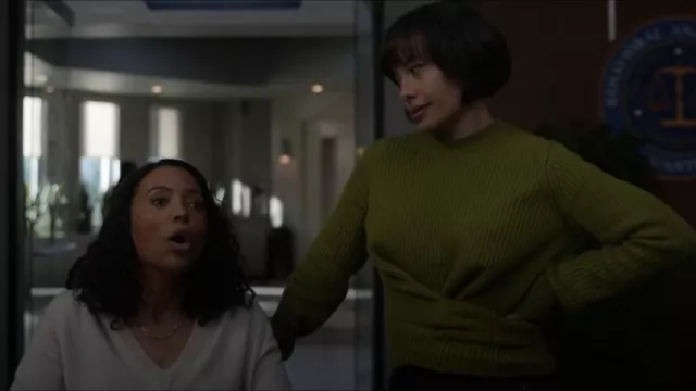 Proenza Schouler White Label Jersey cruzado de punto acanalado verde usado por Rebecca Wilson (Nicole Pacent) como se ve en Mentes criminales (T18E08)