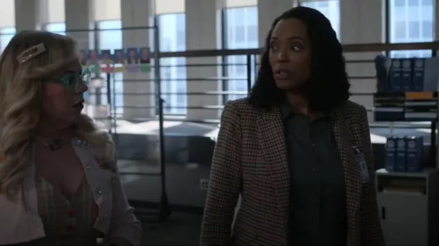 L'Agence Chamberlain Peak Lapel Blazer usado por la Dra. Tara Lewis (Aisha Tyler) como se ve en Mentes Criminales (T18E09)