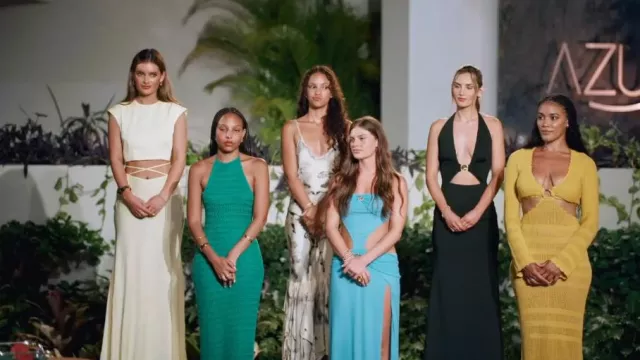 JLux the Label Blossom Haven Robe longue en tricot à manches longues en point ouvert portée par Zoe Mcgrady comme on le voit dans Bachelor in Paradise (S10E01)