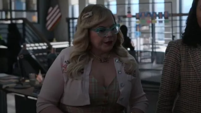 Collar de dijes de ciervo dorado Marni usado por Penélope García (Kirsten Vangsness) como se ve en Mentes criminales (T18E09)