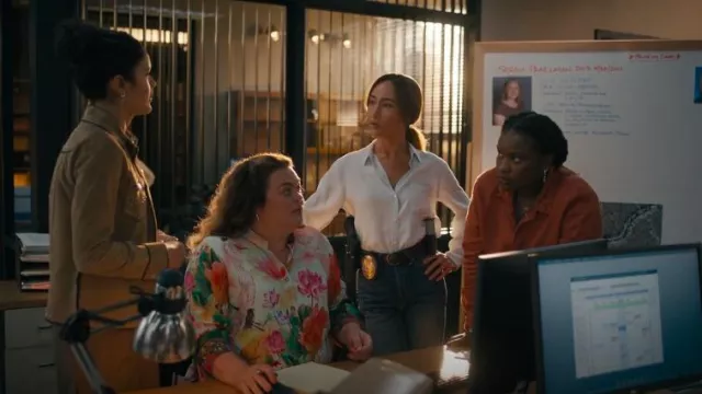Blouse en soie Total Look Citron Wild Crane TP portée par Colleen Hatteras (Rebecca Field) comme on le voit dans Ballard (S01E02)