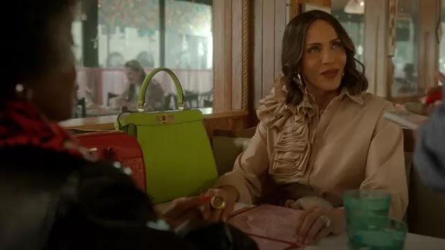 Bolso Peekaboo de Fendi en verde usado por Lisa Todd Wexley (Nicole Ari Parker) como se ve en And Just Like That... (S03E06)