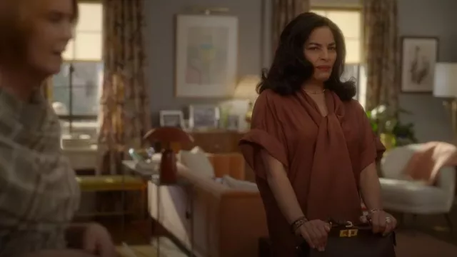 Fendi Peekaboo Soft Large en cuero marrón usado por Seema Patel (Sarita Choudhury) como se ve en And Just Like That... (S03E06)
