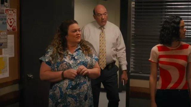Lane Bryant Robe chemise midi à taille nouée portée par Colleen Hatteras (Rebecca Field) comme on le voit dans Ballard (S01E03)