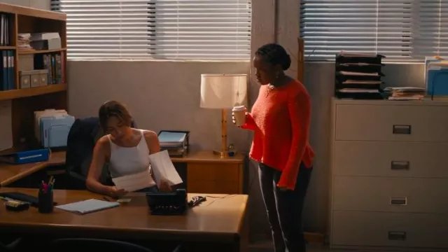 Suéter de manga larga de Eileen Fisher usado por Samira Parker (Courtney Taylor) como se ve en Ballard (S01E03)