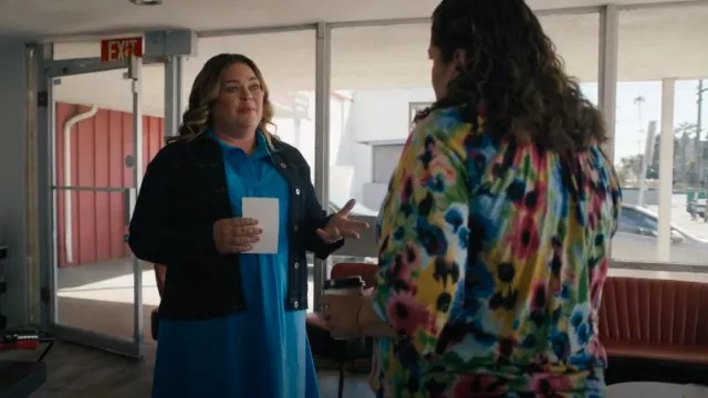 Eileen Fisher Robe chemise midi classique en popeline de coton biologique portée par Colleen Hatteras (Rebecca Field) comme on le voit dans Ballard (S01E04)
