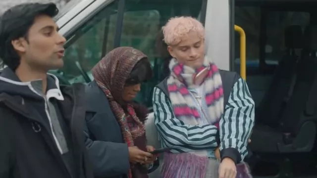 Bufanda Marni con flecos a rayas en mezcla de mohair usada por Gaz (Dean-Charles Chapman) como se ve en Too Much (S01E06)