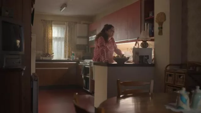 Batsheva Grace Blouse en popeline de coton à imprimé floral ornée de fausses perles portée par Jessica Salmon (Megan Stalter) comme on le voit dans Too Much (S01E06)