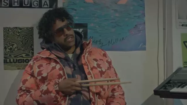 Pyrenex Vintage Mythic Doudoune Unisexe portée par Prasanna Puwanarajah comme on le voit dans Too Much (S01E06)