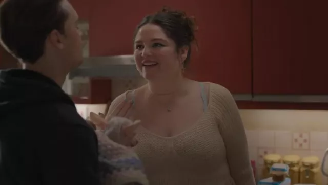 NA-KD Haut en tricot beige porté par Jessica Salmon (Megan Stalter) comme on le voit dans Too Much (S01E06)