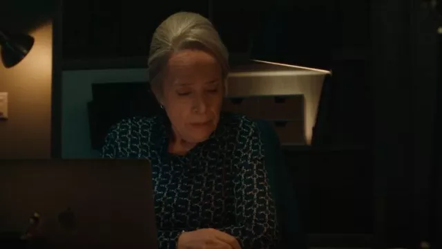 T Tahari Camisa con cuello y puños con cierre de 5 botones usada por Madeline 'Matty' Matlock (Kathy Bates) como se ve en Matlock (S01E07)