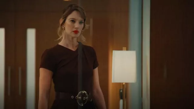 Jason Wu Brown Robe fourreau à manches courtes drapée et ceinturée portée par Shae Banfield (Yael Grobglas) comme on le voit dans Matlock (S01E11)