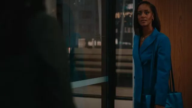 Telfar Sac à provisions moyen porté par Olympia Lawrence (Skye P. Marshall) comme on le voit dans Matlock (S01E12)