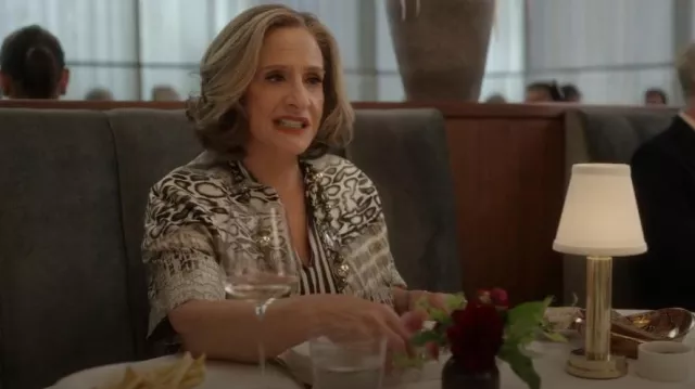 Donna Karan Vestido con cinturón con manga casquillo estampado usado por Gia (Patti LuPone) como se ve en And Just Like That... (S03E07)