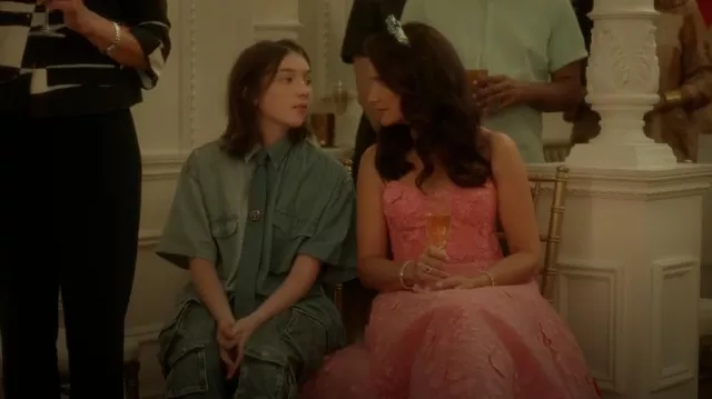 Monique Lhuillier Vestido de encaje sin tirantes largo hasta el té usado por Charlotte York (Kristin Davis) como se ve en And Just Like That... (S03E07)