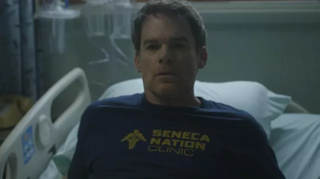 Camiseta con el logotipo de Seneca Nation Clinic usada por Dexter Morgan (Michael C. Hall) en Dexter: Resurrection (S01E01)