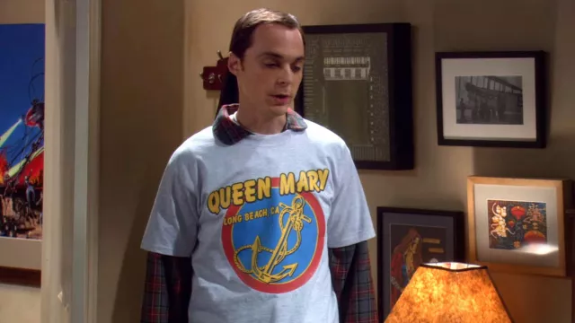 Theory Queen Mary Long Beach T-Shirt worn by Sheldon Cooper (Jim Parsons) in The Big Bang Theory (S01E10)