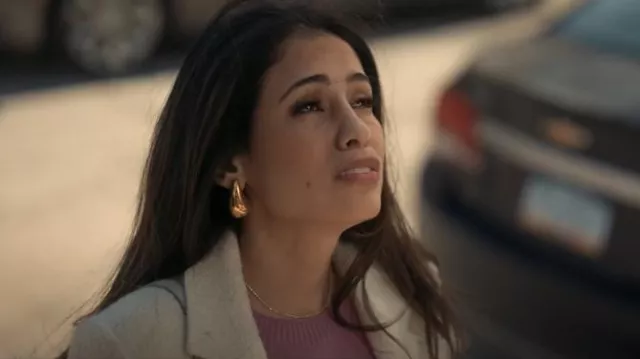 Brook & York Bold Teardrop Earrings usados por Bushra (Zainne Saleh) como se ve en Deli Boys (S01E02)