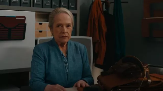 Blazer de cuello alto con muescas usado por Madeline 'Matty' Matlock (Kathy Bates) como se ve en Matlock (S01E16)