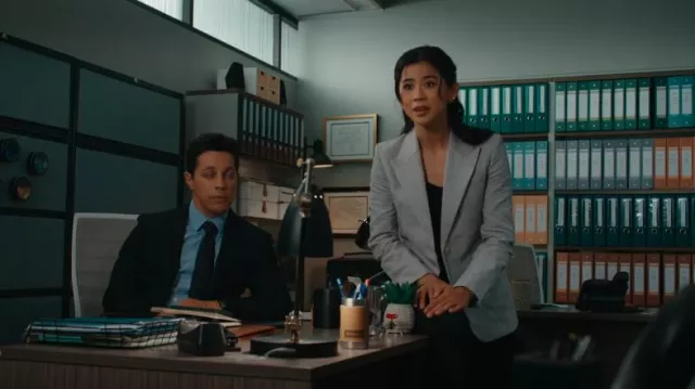 Chaqueta de lino de pata de gallo de mango usada por Sarah Franklin (Leah Lewis) como se ve en Matlock (S01E16)