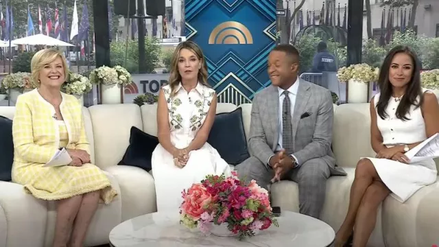 Mini-robe en tweed vichy Oscar de la Renta portée par Anne Thompson comme on le voit dans Today le 14 juillet 2025