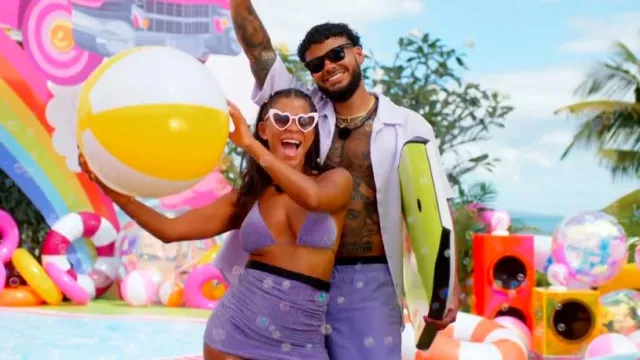 C’est maintenant cool le haut de bikini string porté par Amaya Espinal comme on le voit dans Love Island (S07E33)