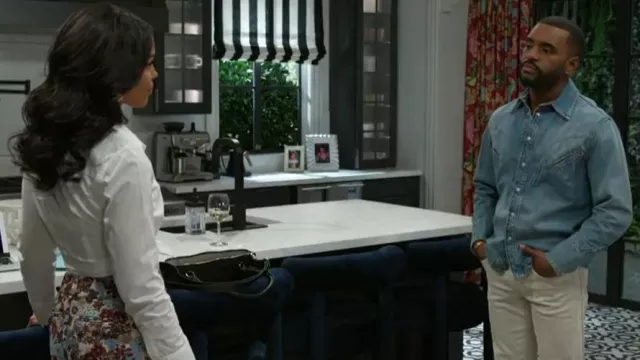 Chemise en jean Zara avec poches portée par Andre Richardson (Sean Freeman) comme on le voit dans Beyond the Gates (S01E87)