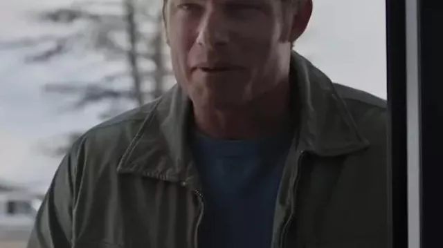 L’Étranger dans ma maison Chris Carmack Veste verte portée par Tom Truby (Chris Carmack) dans L’Étranger dans ma maison