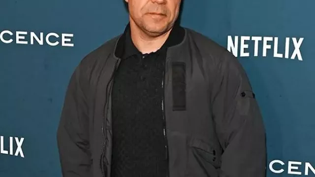 Blouson aviateur de l’adolescence de Stephen Graham porté par Eddie Miller (Stephen Graham) à l’adolescence (S01)