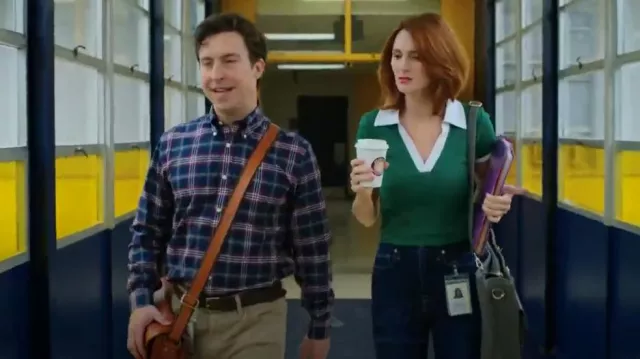Haut polo à manches courtes Maeve porté par Gwen Sanders (Stephanie Koenig) comme on le voit dans Professeur d’anglais (S01E03)