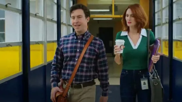 Camisa abotonada de algodón elástico tartán de ajuste regular de Brooks Brothers usada por Evan Marquez (Brian Jordan Alvarez) como se ve en English Teacher (S01E03)