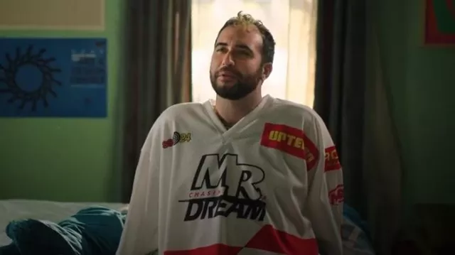 Martine Rose Camiseta de fútbol oversize 'White/Red' usada por Malcolm (Jordan Firstman) como se ve en English Teacher (S01E04)