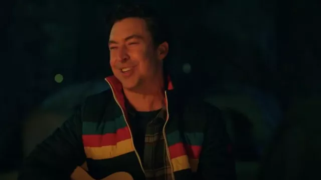 Brooks Brothers Reversible Racer Stripe Puffer Jacket porté par Evan Marquez (Brian Jordan Alvarez) comme on le voit dans English Teacher (S01E05)