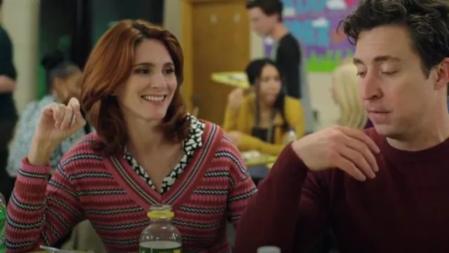 Nic+Zoe Island Sunset Sweater porté par Gwen Sanders (Stephanie Koenig) comme on le voit dans English Teacher (S01E06)