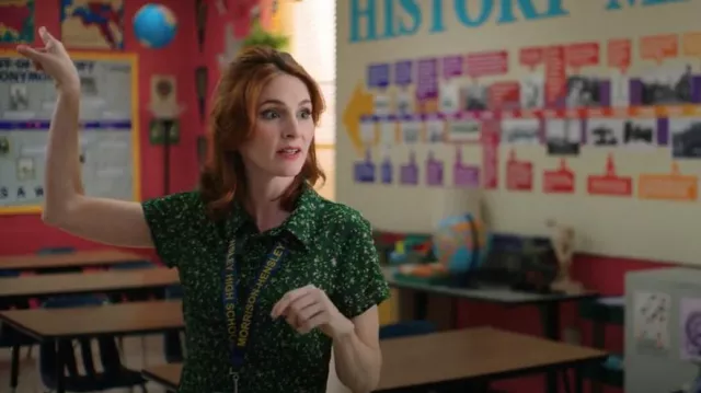 Rihoas La robe midi fleurie boutonnée à revers vert portée par Gwen Sanders (Stephanie Koenig) comme on le voit dans Professeur d’anglais (S01E06)