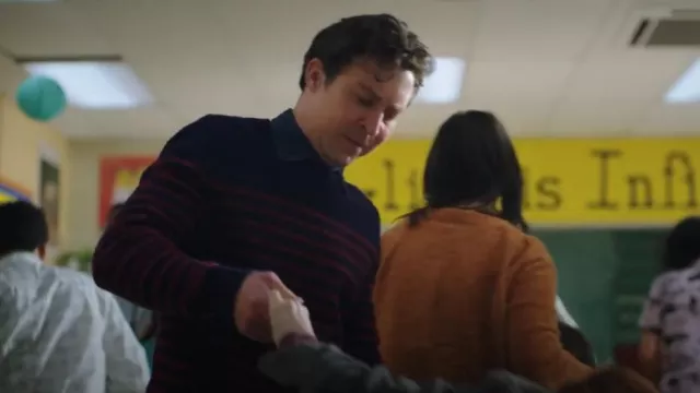 Brooks Brothers Mariner Stripe Pull en laine brossée en bleu marine porté par Evan Marquez (Brian Jordan Alvarez) comme on le voit dans Professeur d’anglais (S01E06)
