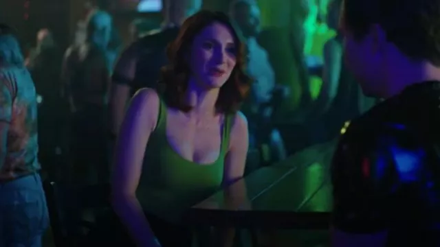Aritzia Contour Tank Body porté par Gwen Sanders (Stephanie Koenig) tel qu’on le voit dans English Teacher (S01E08)