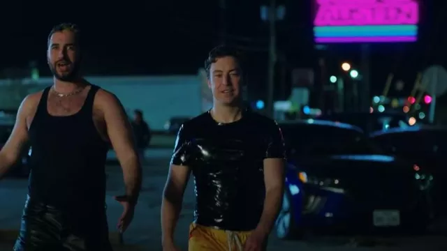 Colygamala Sexy Short Sleeve Faux Leather PU Undershirt T-shirt en cuir noir porté par Evan Marquez (Brian Jordan Alvarez) comme on le voit dans Professeur d’anglais (S01E08)