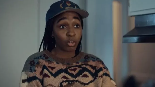 Chapeau Snapback Centennial Olympic Games Atlanta 1996 porté par Sydney Adamu (Ayo Edebiri) comme on le voit dans The Bear (S03E09)
