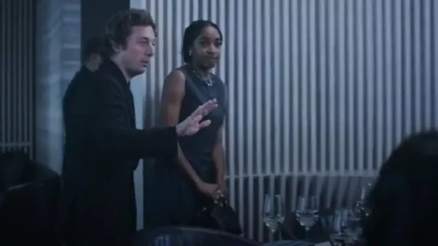 Bolso Ganni Bou usado por Sydney Adamu (Ayo Edebiri) como se ve en The Bear (T03E10)