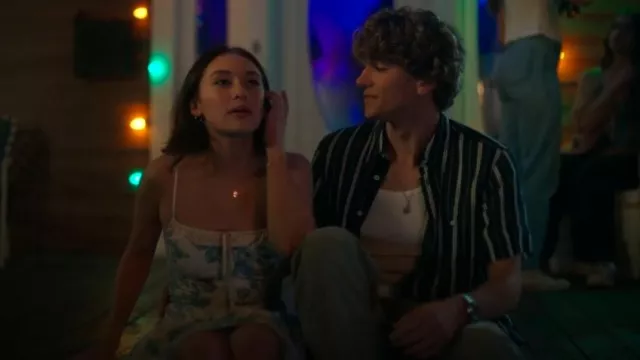 Vestido de Reformation Analise usado por Isabel 'Belly' Conklin (Lola Tung) como se ve en El verano que me volví bonita (T03E01)