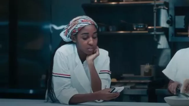 Wieners Eloi portés par Sydney Adamu (Ayo Edebiri) comme on le voit dans The Bear (S04E01)