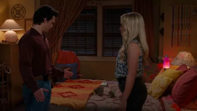 B-Low The Belt Cinturón de cuero franco con una sola hebilla usado por Mandy Cooper (Emily Osment) como se ve en el primer matrimonio de Georgie y Mandy (T01E14)