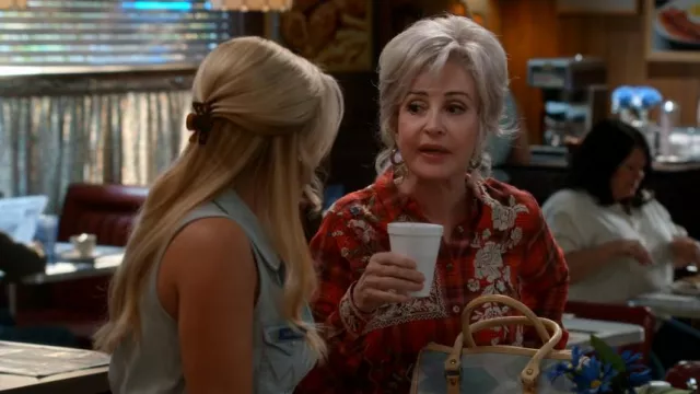 Johnny Was Roma Camisa a cuadros bordada usada por Meemaw (Annie Potts) como se ve en el primer matrimonio de Georgie y Mandy (T01E19)