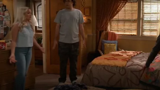 Jeans Levi’s 501 portés par Mandy Cooper (Emily Osment) comme on le voit dans Le premier mariage de Georgie et Mandy (S01E20)