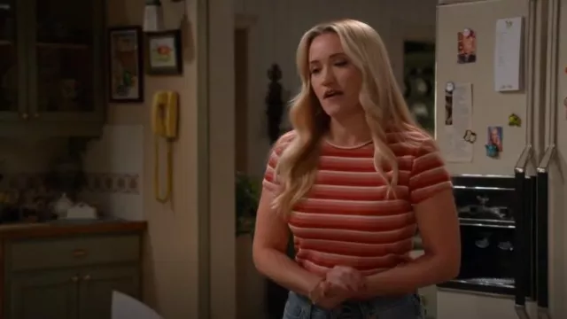 T-shirt Reformation Muse Red Stripe porté par Mandy Cooper (Emily Osment) comme on le voit dans le premier mariage de Georgie et Mandy (S01E20)