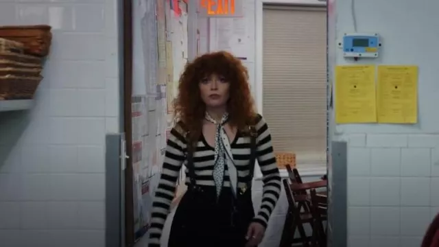 ATM Anthony Thomas Melillo Pull à manches longues côtelé rayé porté par Charlie Cale (Natasha Lyonne) comme on le voit dans Poker Face (S02E11)